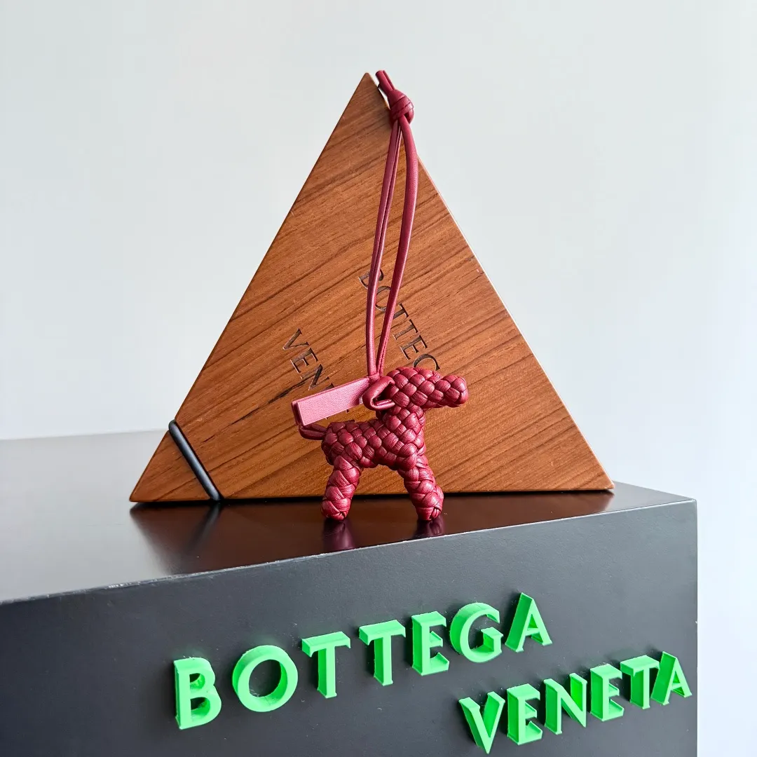 Batch 540 BOTTEGA VENETA2025 new puppy-shaped pendant braided puppy is now online😎The leather braided puppy-shaped pendant can be hung on any handbag, and it is as cute, delicate and colorful as it matches with a bag. Cute and cute, it will touch your heart at any time. It can be hung on bags or keychains. Who can resist such a cute puppy? Style number: 807068